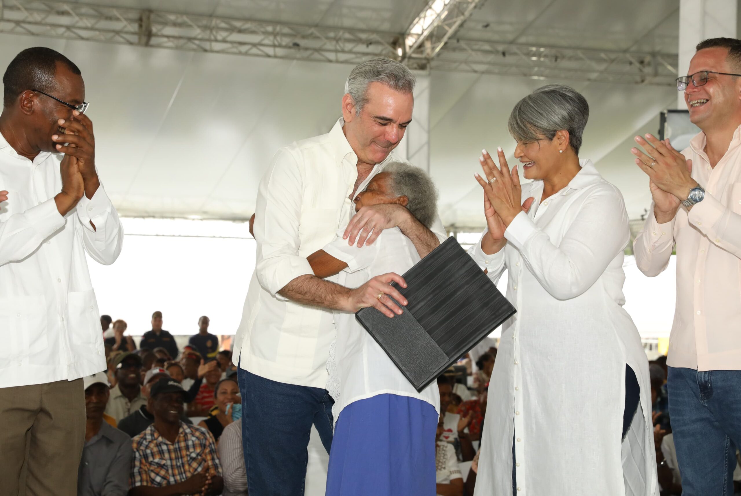 Presidente Abinader entrega 1,700 títulos de propiedad en Quisqueya, San Pedro de Macorís