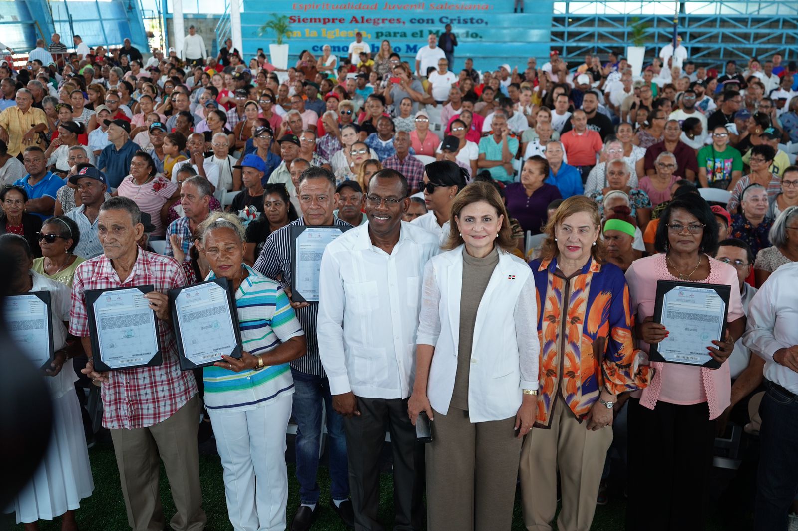 La vicepresidenta Raquel Peña entrega 850 títulos de propiedad en La Vega