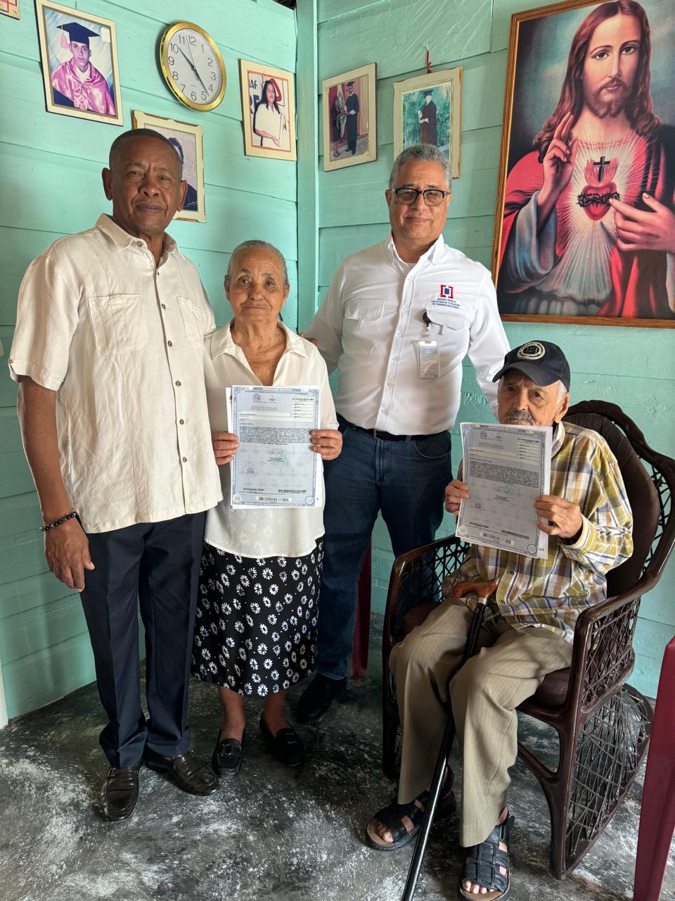 UTECT entrega títulos definitivos de propiedad a 57 beneficiarios de Guayabal en Azua